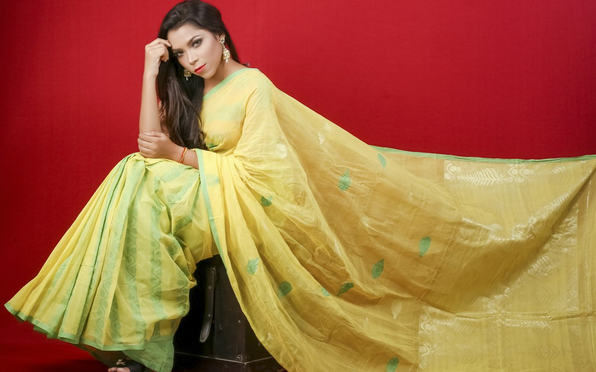 হালকা রঙের শাড়িতে শীতের সাজ